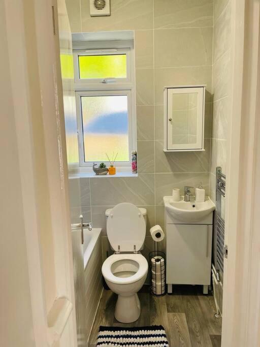Superb And Comfortable 3Bd Home In Dagenham Esterno foto