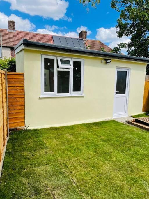Superb And Comfortable 3Bd Home In Dagenham Esterno foto