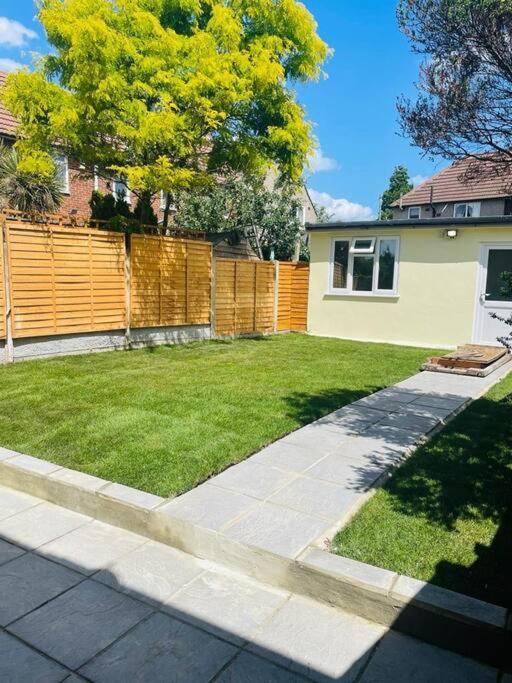 Superb And Comfortable 3Bd Home In Dagenham Esterno foto