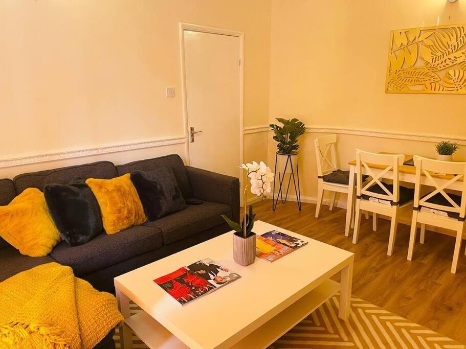 Superb And Comfortable 3Bd Home In Dagenham Esterno foto
